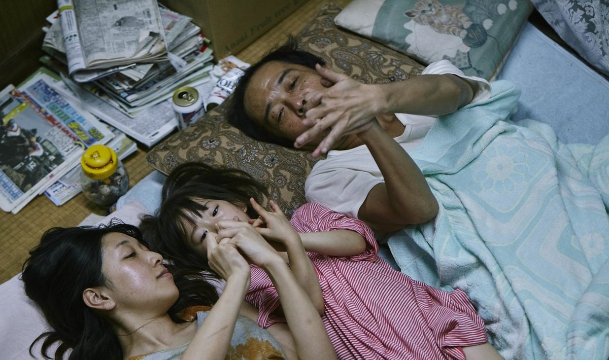 Kuldse Palmioksa võitis Jaapani filmiguru Hirokazu Kore-eda filmiga „Shoplifters”. See on liigutav lugu poevaraste perekonnast laste silme läbi.