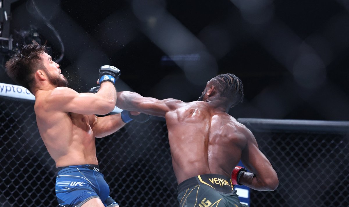 Aljamain Sterling (paremal) alistas Henry Cejudo ning kaitses kukk-kaalu meistrivööd.