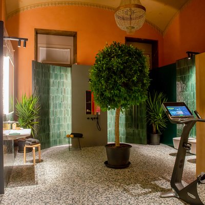 Vannitoa põrandal on Itaalia tootja Marazzi Grande Ghiara Minuta Mix kollektsioonil põnevate värviliste fragmentide plaadid ja seintel nendega harmoniseeruv plaat Grande Resin Look Verde Scuro ning osaliselt on pinnad kaetud Crogiolo Lume Green plaadiga, käsitsi valmistatud keraamikaga, millel on küllaga karakterit.