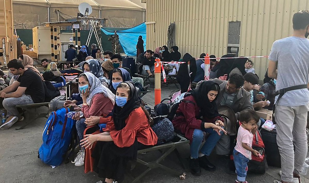 Linnast põgenema pääsenud hirmunud naised koos peredega ootavad Kabuli lennuväljal võimalust Afganistanist lahkumiseks. Teisipäeval kutsus islamiorganisatsioon naisi oma valitsusega liituma, samal päeval tapsid Talibani võitlejad naise, kes ei kandnud burkat.