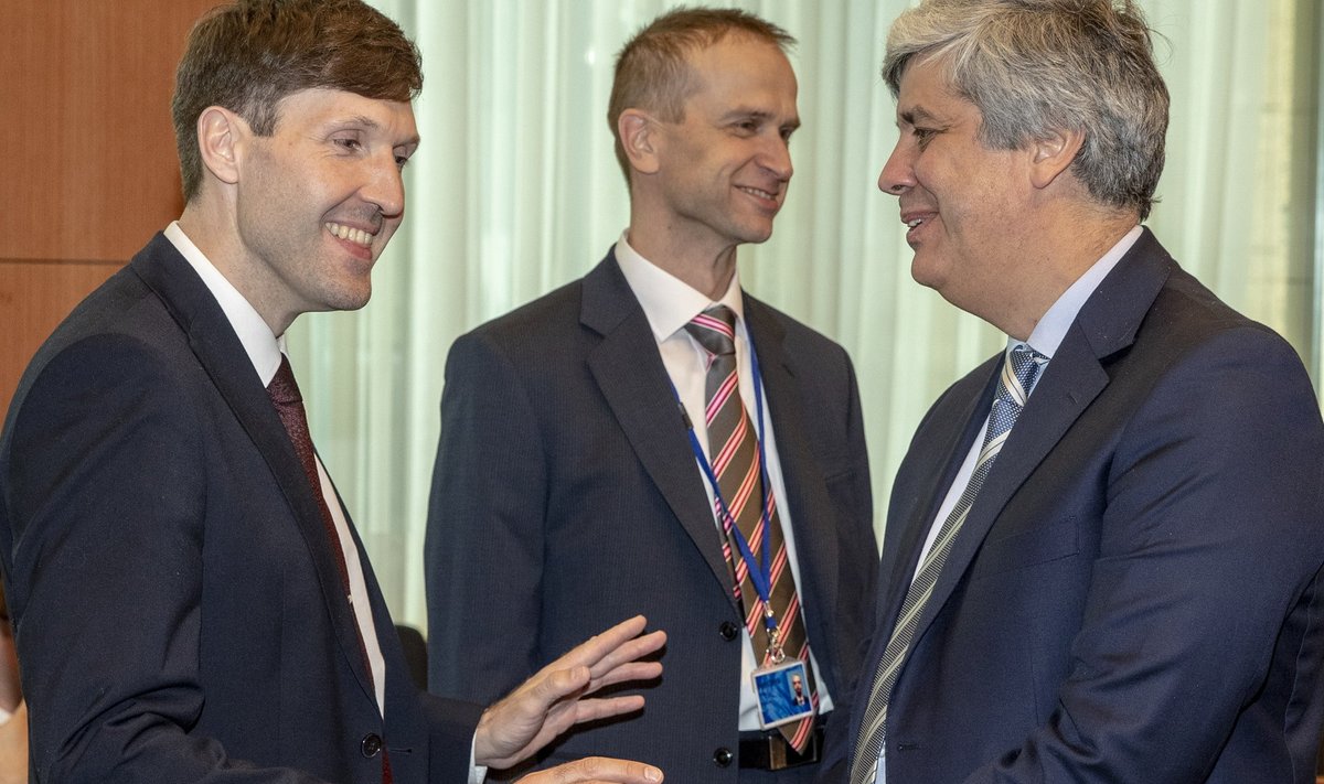 Rahandusminister Martin Helme (vasakul) ja eurogrupi president, Portugali rahandusminister Mário Centeno (paremal). Eesti minister ei lasknud end nööbikeerutajatest häirida.