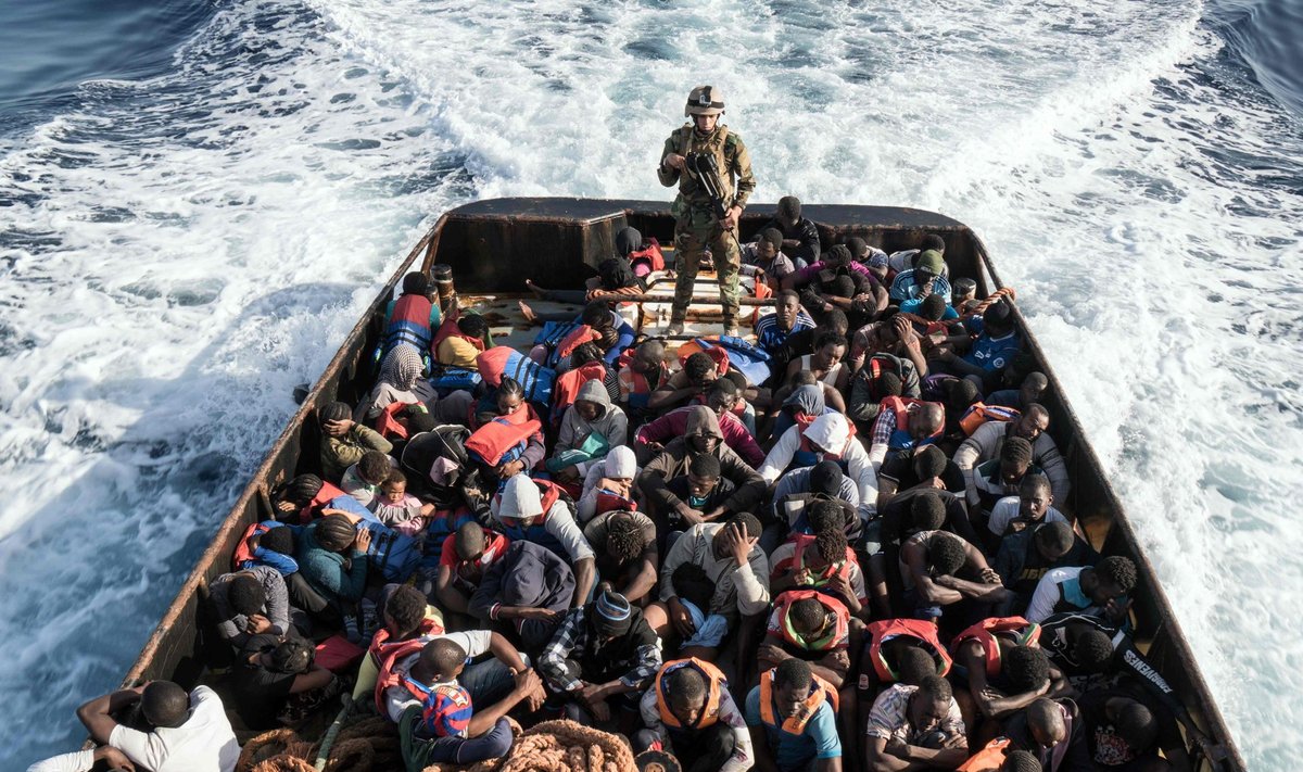 Liibüa rannavalve hoidmas silma peal 147 põgenikuga Itaaliasse suunduma pidanud laeval.