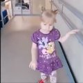 VIDEO | Tõeline ime: vaata, kuidas väikene Desiree sammub juba reipalt ringi!