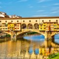 Во Флоренции турист проехал на машине по знаменитому историческому мосту. Теперь его ждет большой штраф