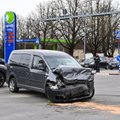FOTOD | Pärnus põrkasid kokku sõiduauto ja mahtuniversaal, üks inimene sai viga