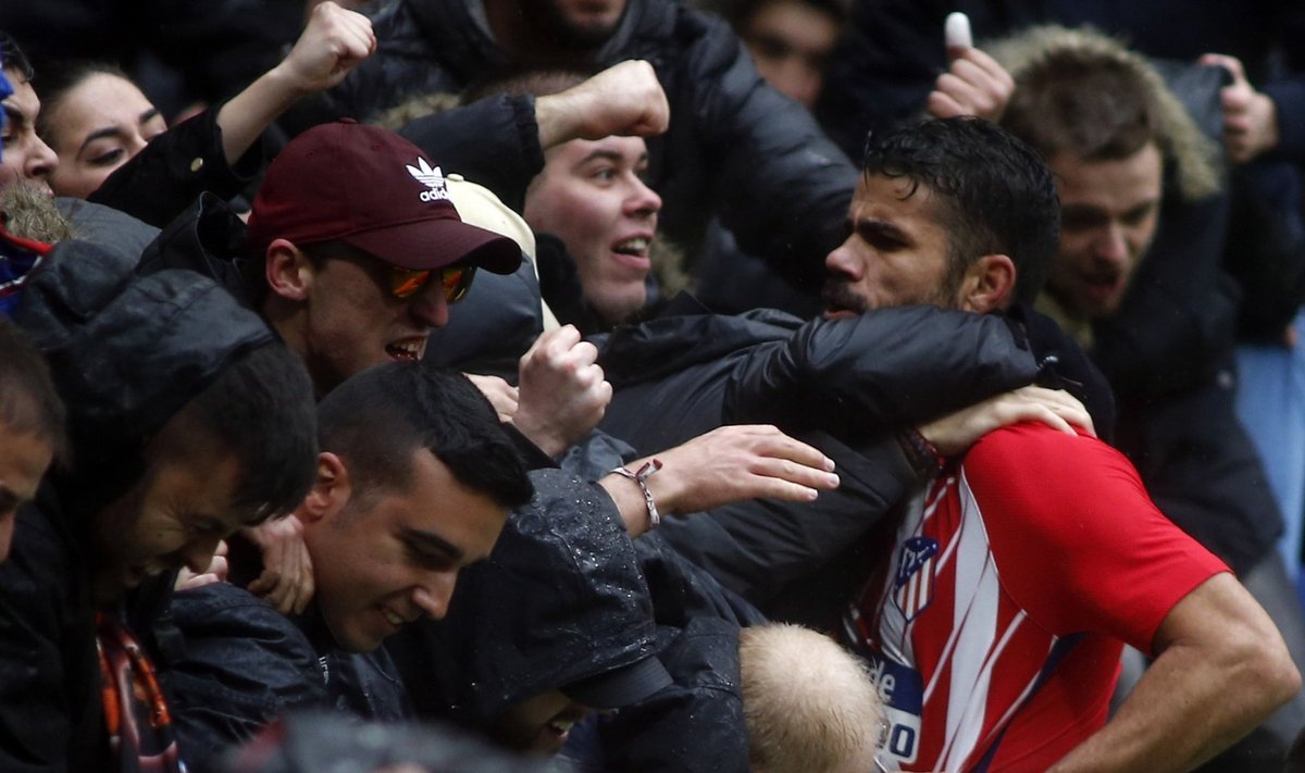 Diego Costa koos publikuga väravat tähistamas.