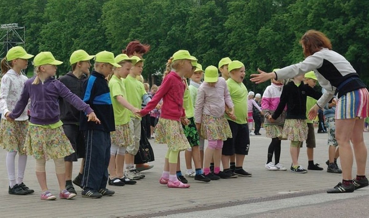 Keila Kooli II klassi rahvatantsurühm lauluväljakul tantsuproovis. Foto: Kadi Kroon-Laur