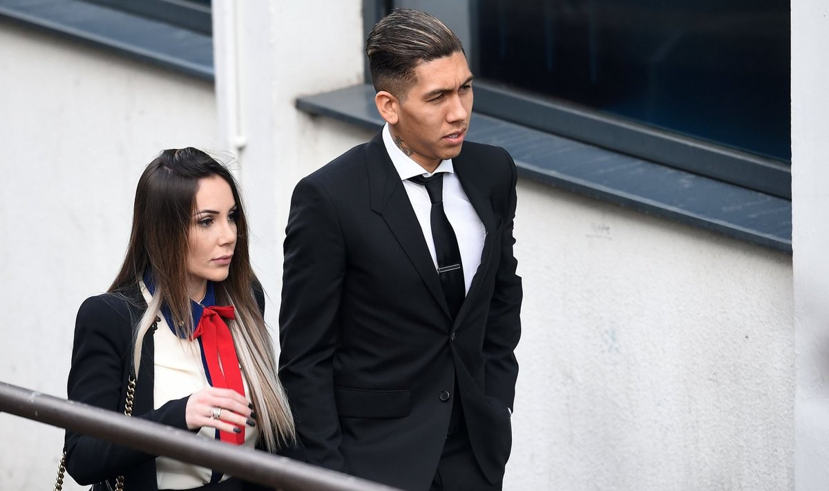 Roberto Firmino koos abikaasa Larissa Pereiraga kohtusse saabumas.