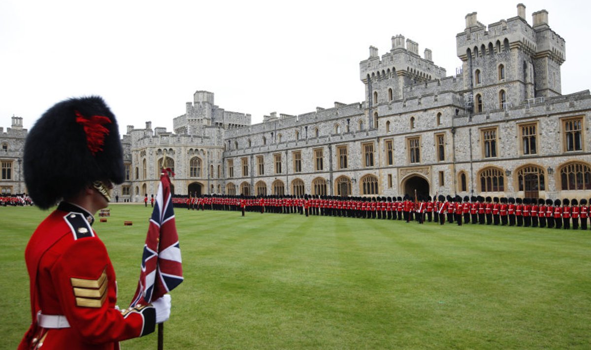 Ehkki Buckinghamist kui esinduspaleest piisaks, ei saaks näiteks Windsori lossi (pildil) kuninganna kulude katteks või kokkuhoiuks maha müüa. 