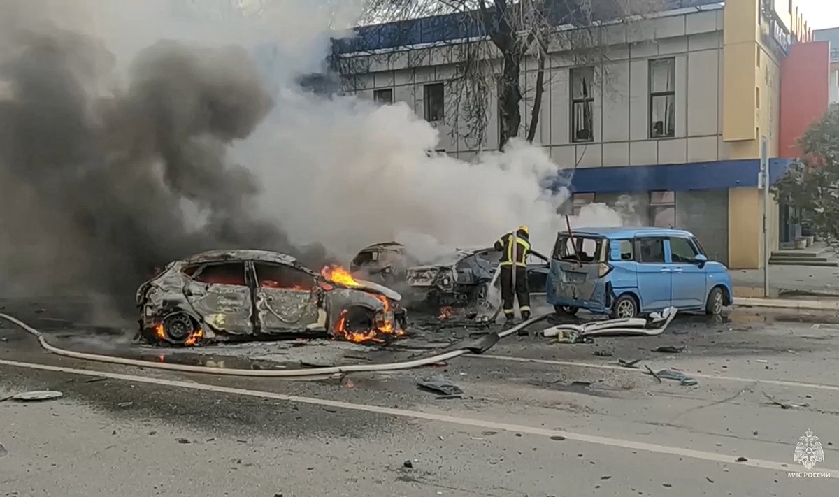 UKRAINA VASTUS VENE SUURRÜNNAKU EEST: Põlevad sõiduautod Belgorodi tänaval.