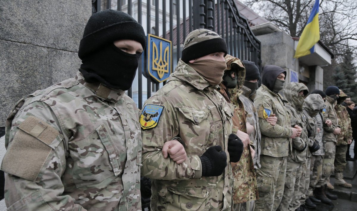 Бойцы батальона "Айдар" у здания Министерства обороны Украины