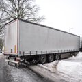 FOTOD | Viljandimaal Olustveres pani mutta kinni jäänud rekka liikluse kinni