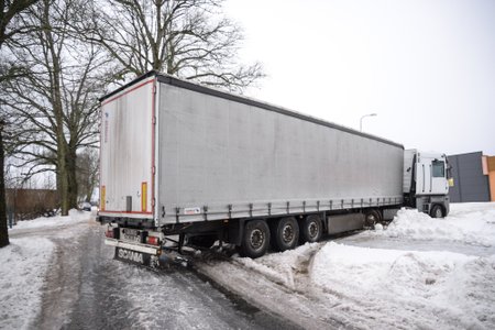 Leedu numbrimärkidega veok sulges Viljandimaal mõlemal suunal liikluse