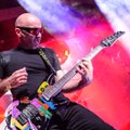 FOTOD: Kitarrivirtuoos Joe Satriani lummas Rock Cafés kontserdiga andunud fänne ja jagas kitarridele autogramme