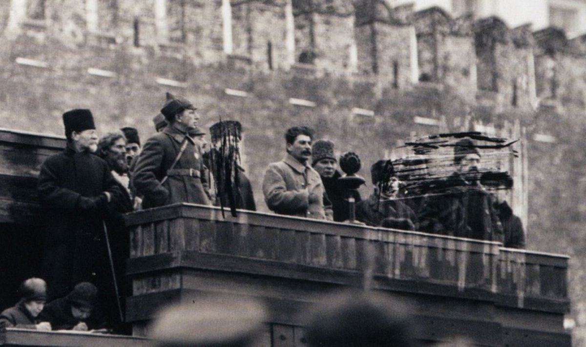 1925. aastast pärineval fotol seisavad Stalini kõrval tribüünil ka Buhharin, Rõkov ja Kamenev. Viimaste sattumisel stalinliku suurpuhaste ohvriks on foto omanik nad maha kriipsutanud. (Foto: Wikimedia Commons)