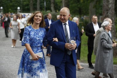 HEATUJULISED President Kersti Kaljulaid saabus hoogsal sammul abikaasa Georgi-Rene Maksimovski käevangus. „Soovin, et oleks vähem kurjust ja rohkem sõbralikkust,“ lausus Kersti.