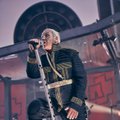 ОБЗОР | Обнажение фаллоса, струи крови и жаркие поцелуи на сцене: какие скандалы сопровождают выступления Rammstein?