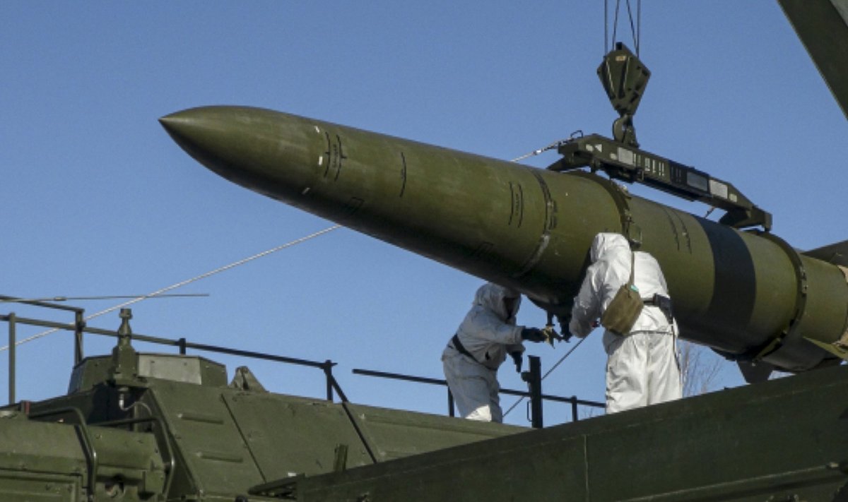 Российские военные загружают ракету "Искандер" на мобильную пусковую установку во время учений