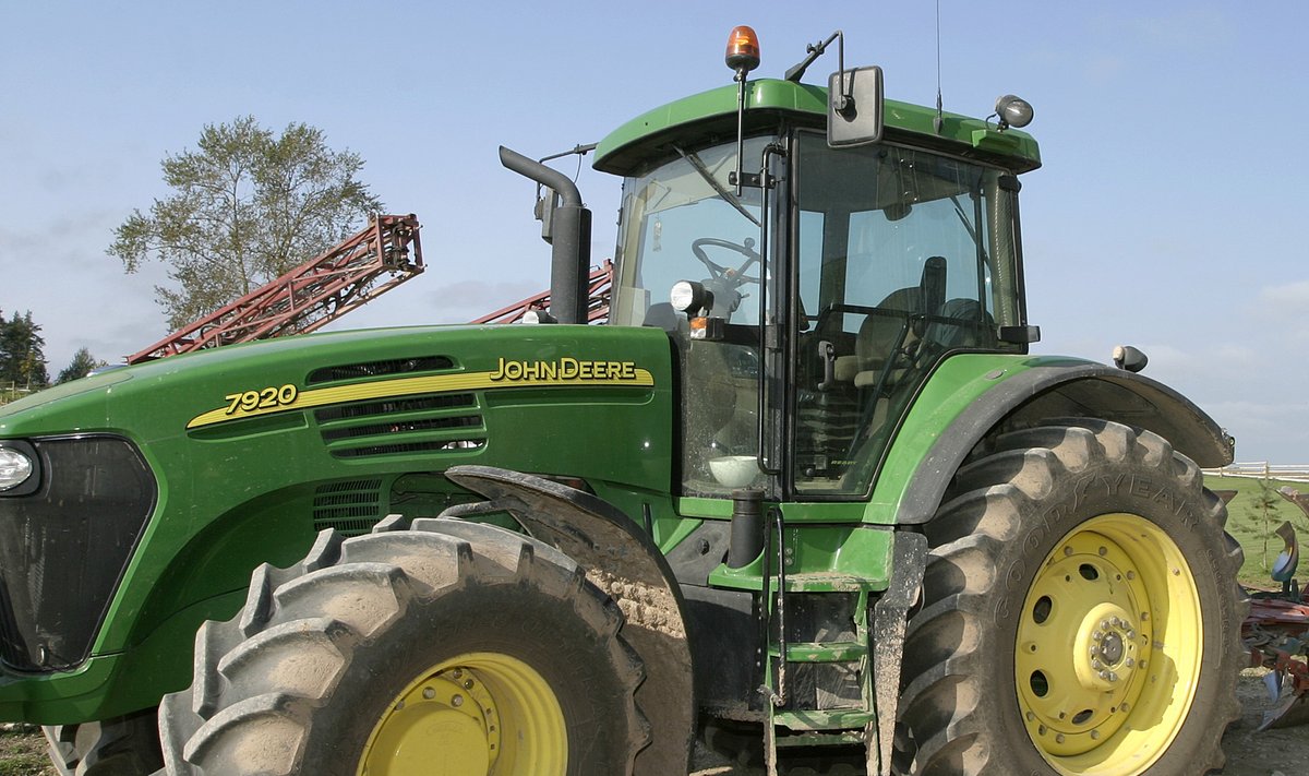 John Deere edestas müüginumbritega varasemalt edetabelit juhtinud New Hollandi traktoreid.