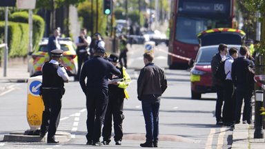 ВИДЕО | В Лондоне преступник с мечом напал на прохожих и полицейских. Погиб 13-летний ребенок