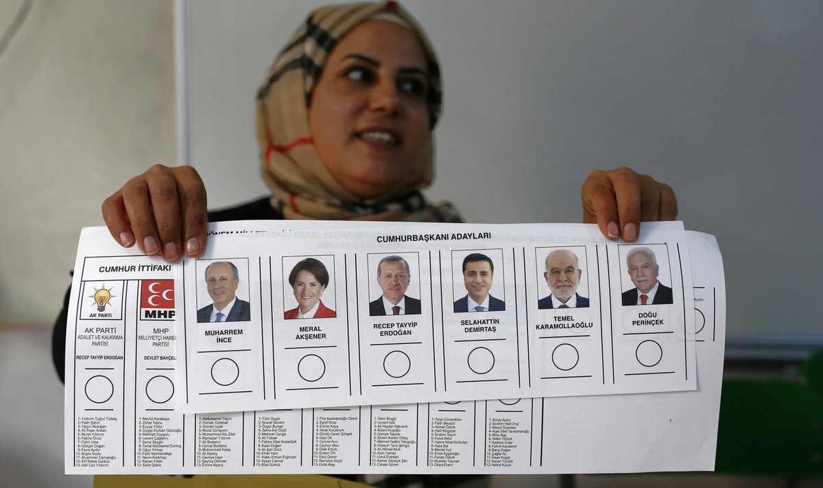 Valimisjaoskonna töötaja täna Türgi pealinnas Ankaras hääletuslehega.