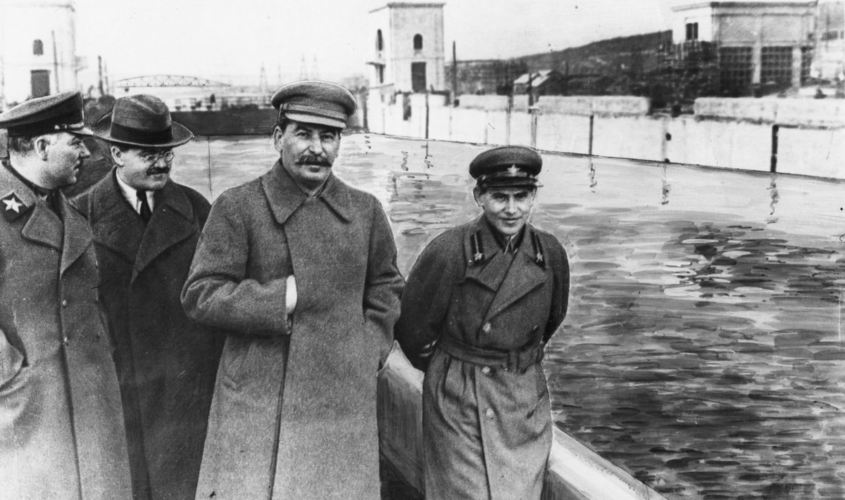 Сталин и его сподвижники, Ежов - четвертый слева