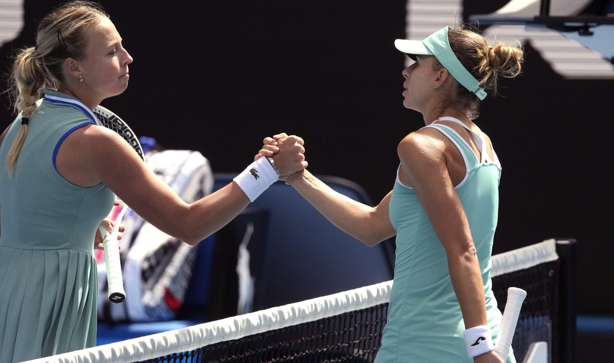 Anett Kontaveit (vasakul) pidi Austraalia lahtiste teises ringis tunnistama Magda Linette'i paremust.