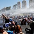 Iisraeli kohtureformi vastu protestijaid pritsiti parlamendi juures veekahurist