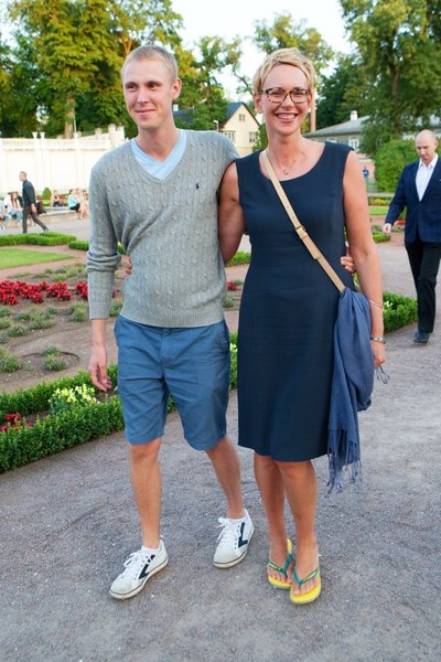 VAID SINU NAER: Raimond oma abikaasa Olgaga suvel 2014 Kadrioru lilleaias korraldatud moesõul. Mullu läksid nad lahku.