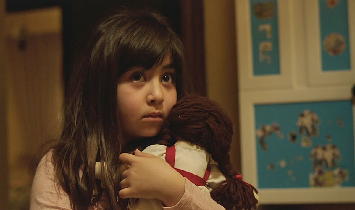 ÕUDUS kaheksa­kümnendate TEHERANIS: Väike hirmunud tüdruk Dorsa (Avin Manshadi) õudusfilmis „Varju all“.