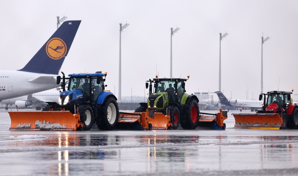 Masinad puhastavad Saksamaal Müncheni lennujaamas jäiseid teid.