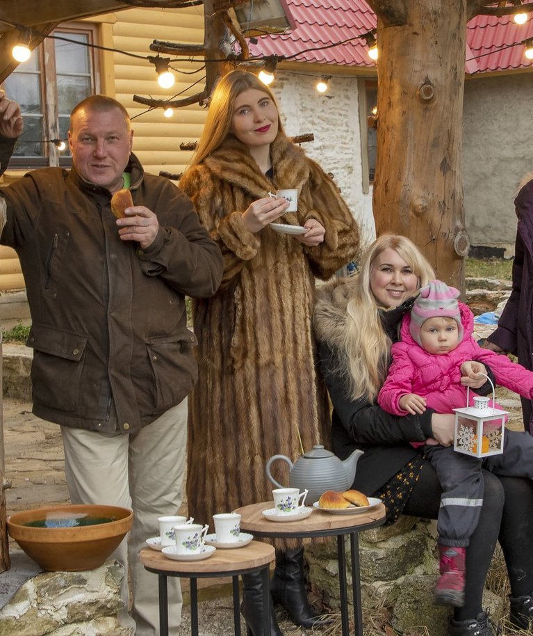 Pühademeeleolu taluõues. Pildil on isa Teet Kuusemaa, tütred Kairi ja Karin kahe lapse – Lily ja Alexiga – ning ema Anita Kuusemaa.