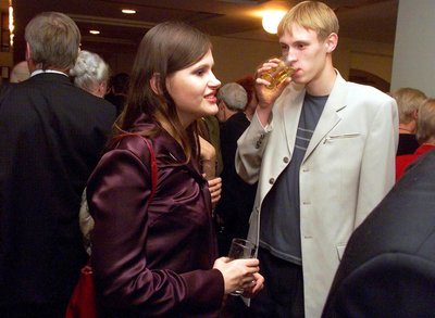 NOORED JA ARMUNUD: Maria Savisaar ja Raimond Kaljulaid oktoobris 2001 Sakala keskuses, kus Keskerakond pidas kümnendat sünnipäevapidu.
