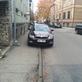FOTOD: Kriminaalpolitseinik õigustas kõnniteel parkimist ülbitsedes töötõendiga