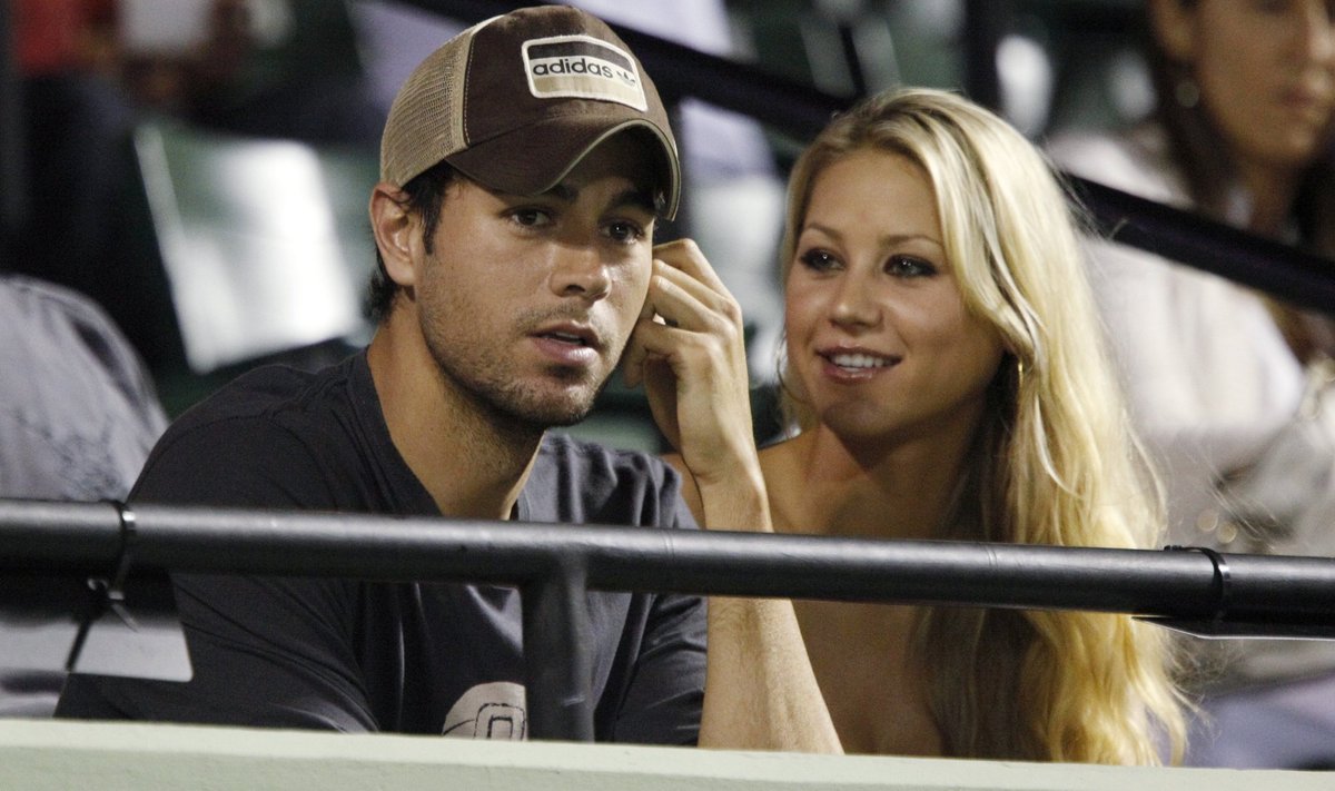 Singer Iglesias and former tennis player Kournikova attend semi-final match between Venus and Serena Williams of the U.S. at the Sony Ericsson Open in Key Biscayne