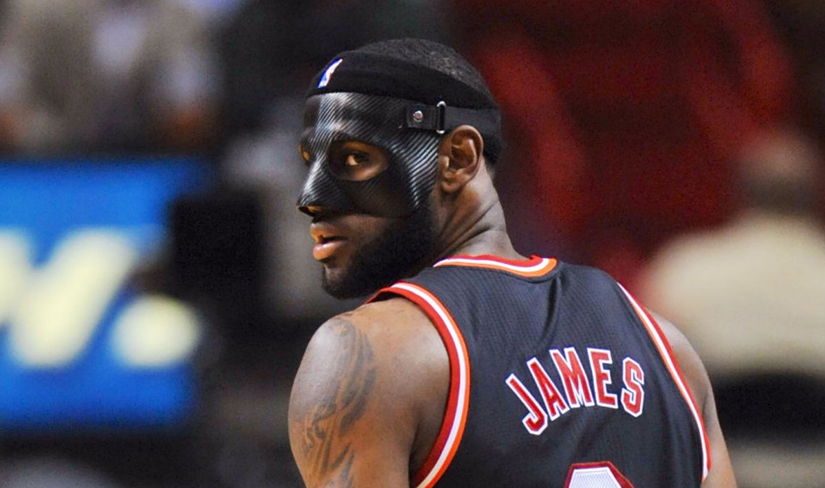 LeBron James uhke musta maskiga