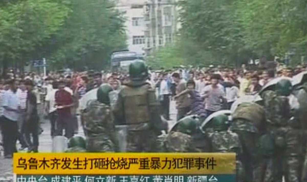 Pilt Ürümqi tänavarahutustest, mida näitas Hiina kesktelevisioon.