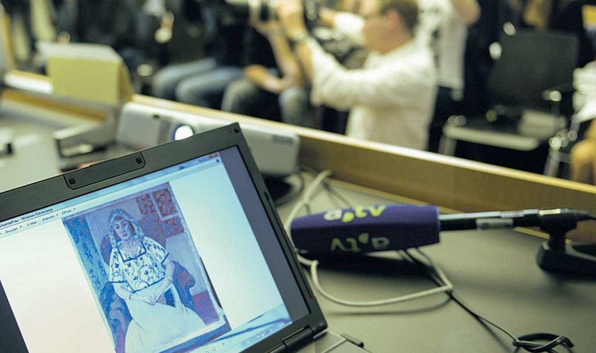 Politsei on ajakirjandusse lekkinud suurleiu teemal seni kidakeelne olnud, suure meediahuvi tõttu korraldatud pressikonverentsil näidati leitud teoseid ainult arvutiekraanilt. Pildil on näha prantsuse kunstniku Henri Matisse’i teos „Istuv naine”.