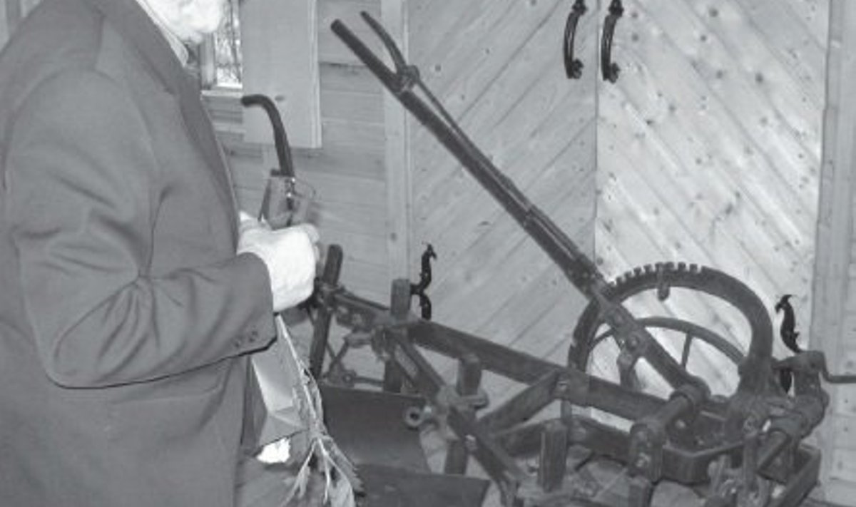 Heino Prost tutvustab näitust ilmestavat sahk-kultivaatorit. Sellega hariti vanasti ristikusööti (Foto: Hilje Pakkanen)