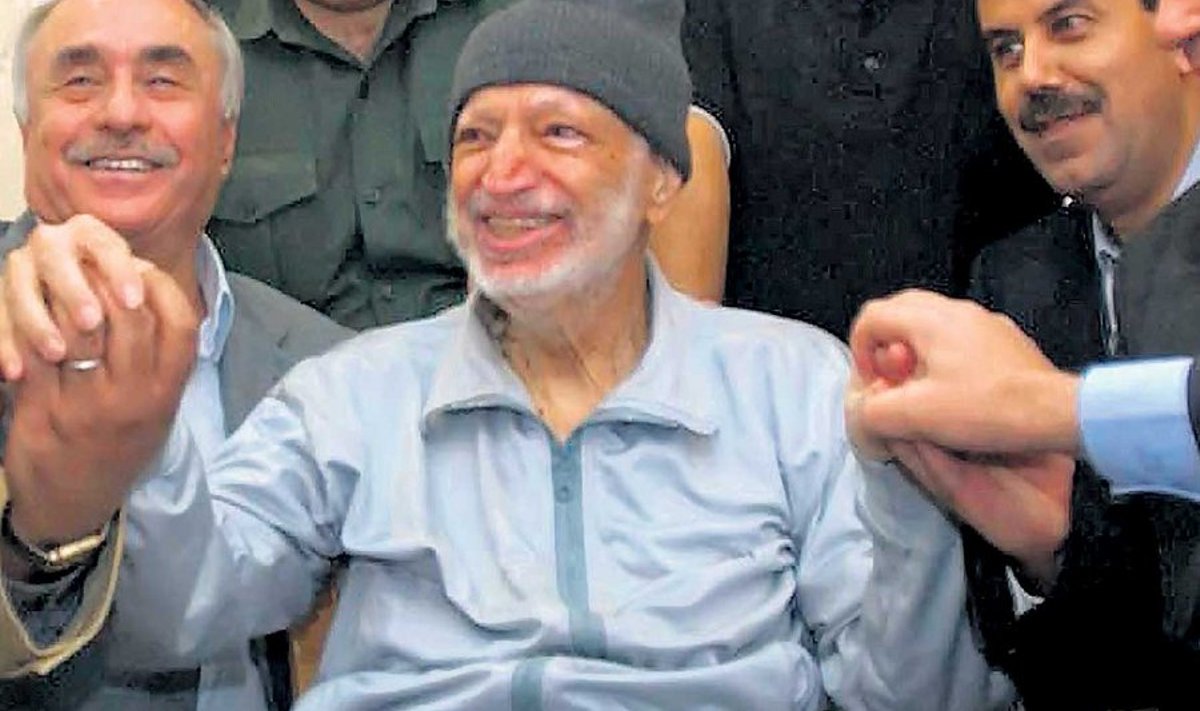 Üks viimaseid ülesvõtteid Arafatist tema residentsis Ramallah’s 28. oktoobril 2004, ümbritsetuna Tuneesiast, Egiptusest ja Jordaaniast toodud tohtritest.