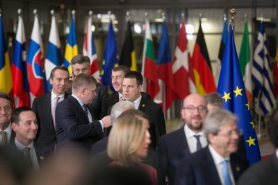 Peaminister Ratas kuulab Slovakkia peaministri Robert Fico juttu. Slovakkia, Poola, Ungari ja Tšehhi on panustanud 35 miljonit eurot Aafrika usaldusfondi, mis viib migratsiooniga võitlemise Euroopast Liibüa rannikule. Kriitikud näevad selles sammus püüdu end kohustuslikest rändekvootidest vabaks osta.