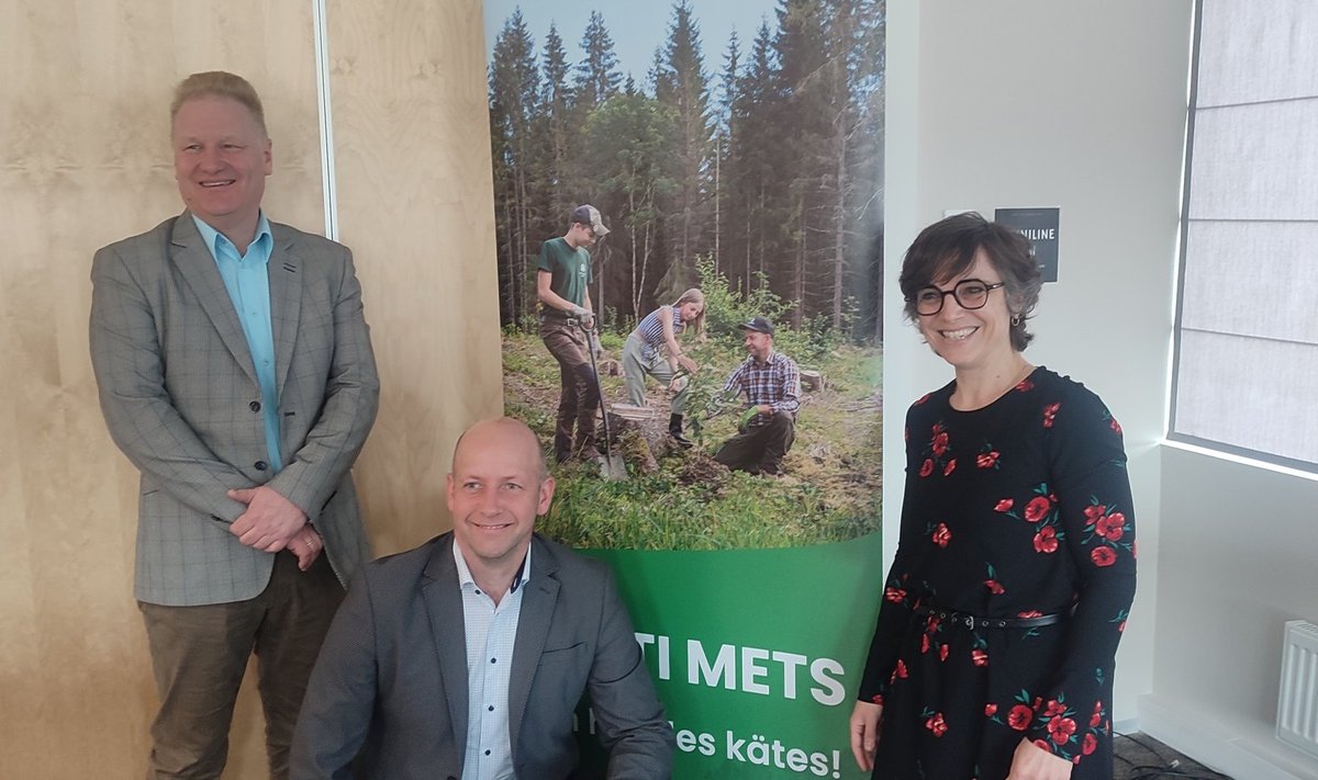 Fanny-Pomme Langue (paremal) pidas ettekande kevadisel Eesti Erametsaliidu volinike koosolekul. Vasakul liidu tegevjuhut Jaanus Aun ja volinik Taavi Ehrpais.