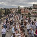FOTOD | Prahas peeti 500-meetrise laua ääres koroonaviiruse ärasaatmispidu