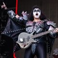 ВИДЕО | Прощальный поцелуй: группа Kiss завершила 50-летнюю карьеру выступлением 3D-аватаров