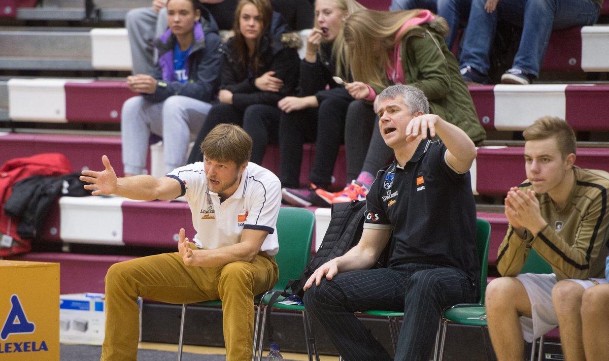 Audentes SG/Noortekoondise treenerid Indrek Visnapuu (vasakul) ja Rauno Pehka juhendavad poisse. Pikkadele noormeestele tuleb õpetada nii korvialuse kui ka perimeetrimängija ehk näoga korvi poole tegutsemise oskusi.