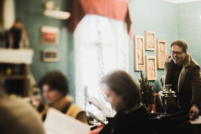 ESIMENE LUGEMINE: Vahur Afanasjev möödunud aasta lõpus Peipsiveerel Tartu Uue Teatri lavastuse „Serafima+Bogdan“ esimesel lugemisel. Oma romaani teatriversiooni, mis 31. juulil Kolkjas esietendub, kirjanik enam ei näe.