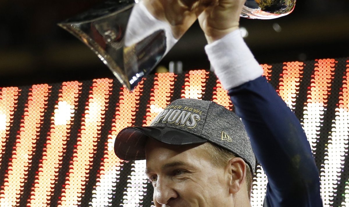 Denver Broncose mängujuht Peyton Manning võib täie õigusega imetleda Super Bowli karikat, Vince Lombardi Trophyt.