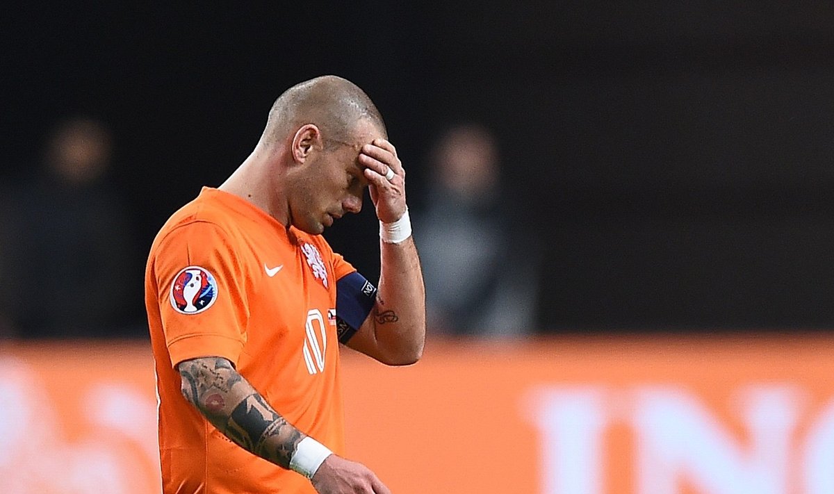 Hollandi koondise staarmängija Wesley Sneijder lahkus teisipäeval palli-platsilt murtud mehena.