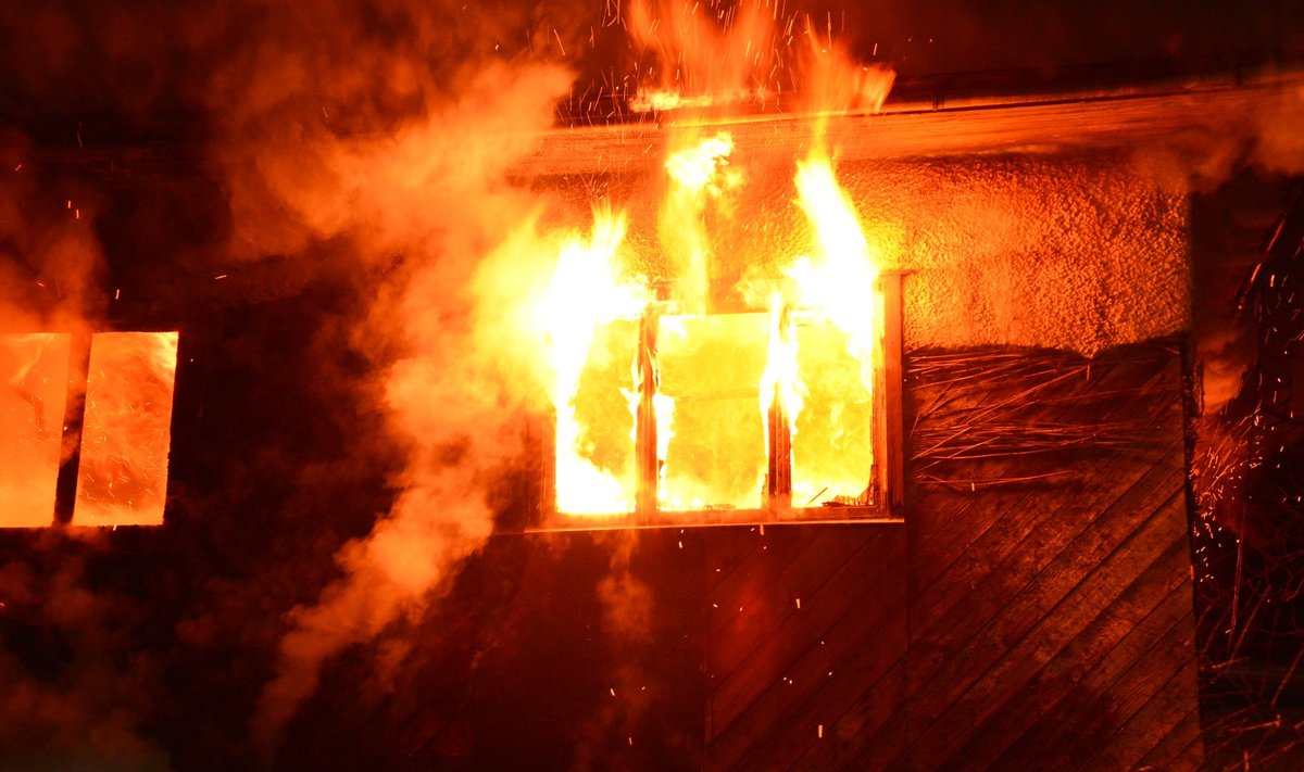 Mustlas põles leegiga elumaja