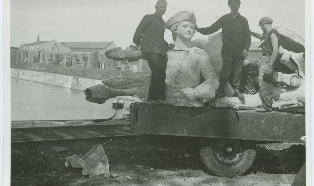PÄÄSTETUD PEETER: Riias asunud Peeter I monumendi osad on merepõhjast kuivale maale välja toodud ja veoautole laaditud.